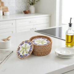 Étoile de Pervenche – Coffret de 6 sous-verres en rotin et nacre, avec couvercle, motif floral violet et vert – mise en scène – Produit artisanal fait à la main · Kuênia