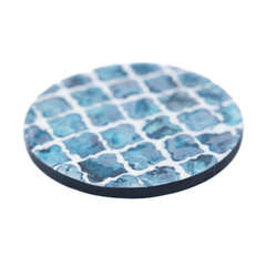 Alvéoles de Saphir - Coffret de 6 sous-verres tout nacre, motif bleu alvéolé – vue 3 – Produit artisanal fait à la main · Kuênia