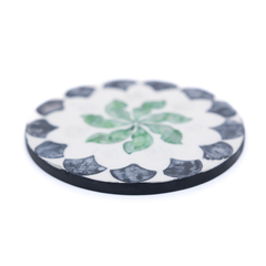 Éclosion de Jade - Coffret de 6 sous-verres tout nacre, motif végétal vert et noir – vue 3 – Produit artisanal fait à la main · Kuênia