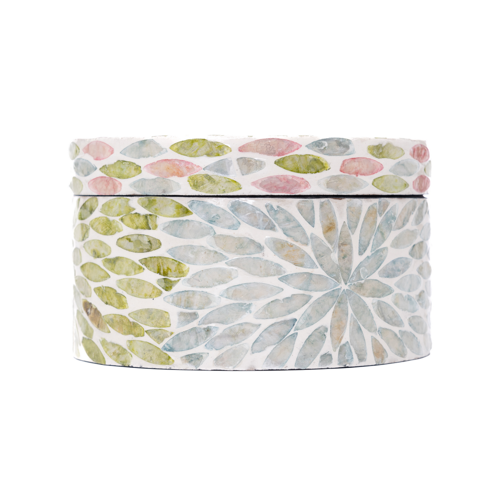 Le Jardin Secret - Boîte décorative ronde en nacre, motif fleuri pastel – vue 2 – Produit artisanal fait à la main · Kuênia