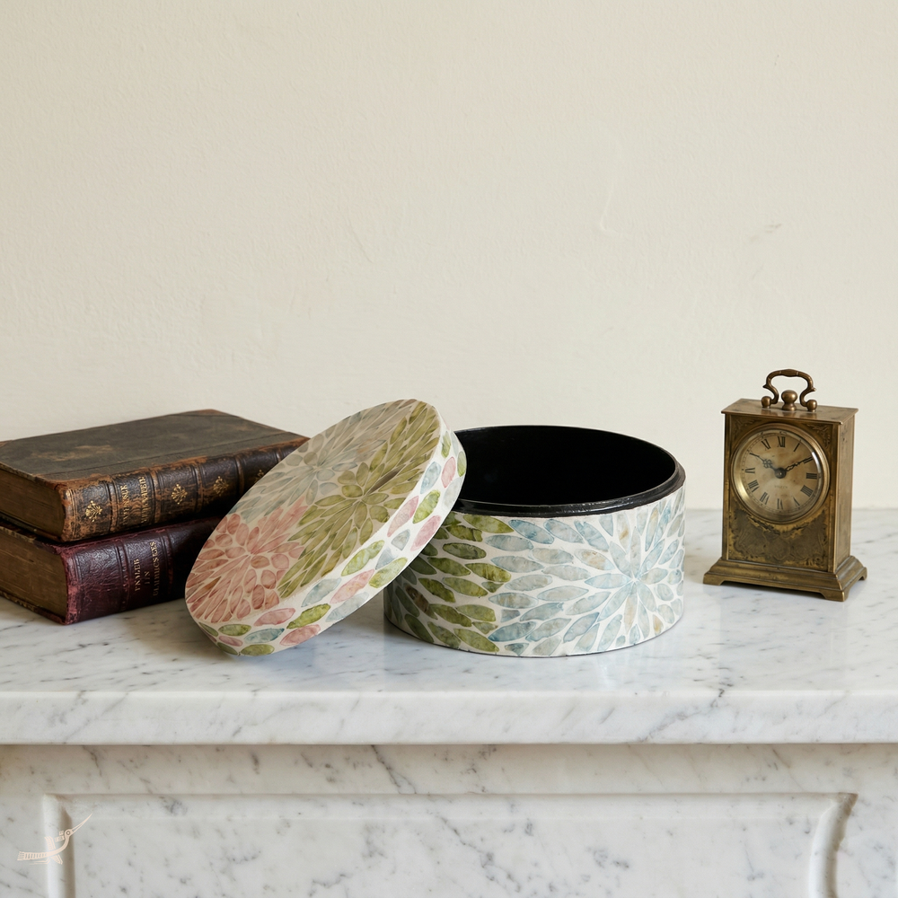 Le Jardin Secret - Boîte décorative ronde en nacre, motif fleuri pastel – mise en scène – Produit artisanal fait à la main · Kuênia