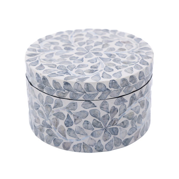 L'Écrin du Temps – Boîte décorative ronde en nacre, motif fleuri intemporel sur fond transparent – Produit artisanal fait à la main · Kuênia