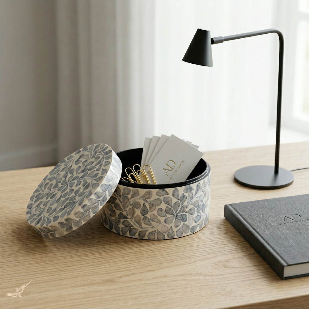 L'Écrin du Temps – Boîte décorative ronde en nacre, motif fleuri intemporel – vue de détail – Produit artisanal fait à la main · Kuênia