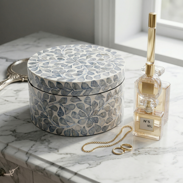 L'Écrin du Temps – Boîte décorative ronde en nacre, motif fleuri intemporel – mise en scène – Produit artisanal fait à la main · Kuênia