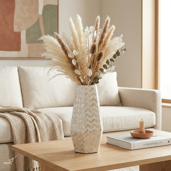 Prisma Alto - Vase haut prismatique en marqueterie de nacre, motif chevrons dorés – vue de détail – Produit artisanal fait à la main · Kuênia