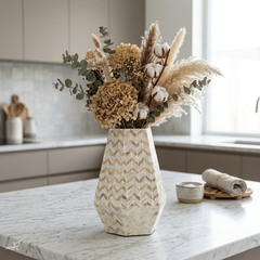 Prisma Largo - Vase large prismatique en marqueterie de nacre, motif chevrons dorés – mise en scène – Produit artisanal fait à la main · Kuênia