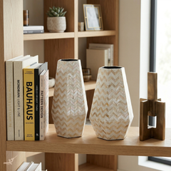 Vases prismatiques en marqueterie de nacre, motif chevrons dorés – vue de détail (Prisma Alto & Largo) – Produit artisanal fait à la main · Kuênia