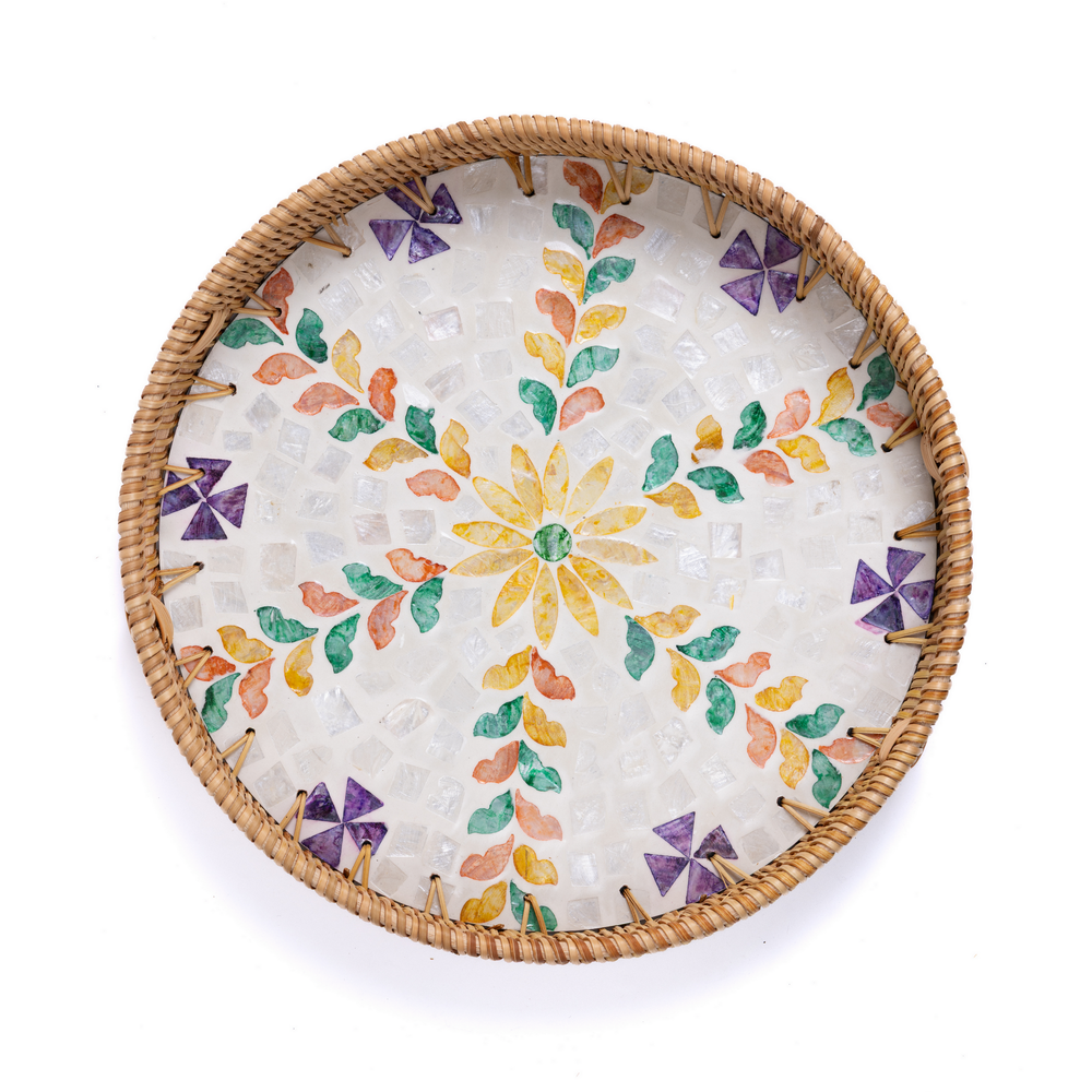 Floretia - Plateau rond en rotin et nacre fait main, motif floral multicouleur – vue 2 – Produit artisanal fait à la main · Kuênia