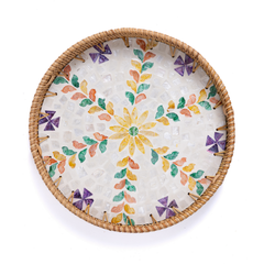 Floretia - Plateau rond en rotin et nacre fait main, motif floral multicouleur – vue 2 – Produit artisanal fait à la main · Kuênia