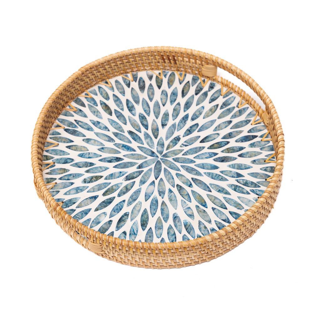Mandalia - Plateau rond en rotin et nacre fait main, motif mandala bleu – Produit artisanal fait à la main · Kuênia