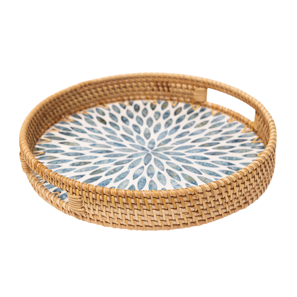 Mandalia - Plateau rond en rotin et nacre fait main, motif mandala bleu sur fond transparent – Produit artisanal fait à la main · Kuênia