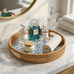 Mandalia - Plateau rond en rotin et nacre fait main, motif mandala bleu – mise en scène – Produit artisanal fait à la main · Kuênia