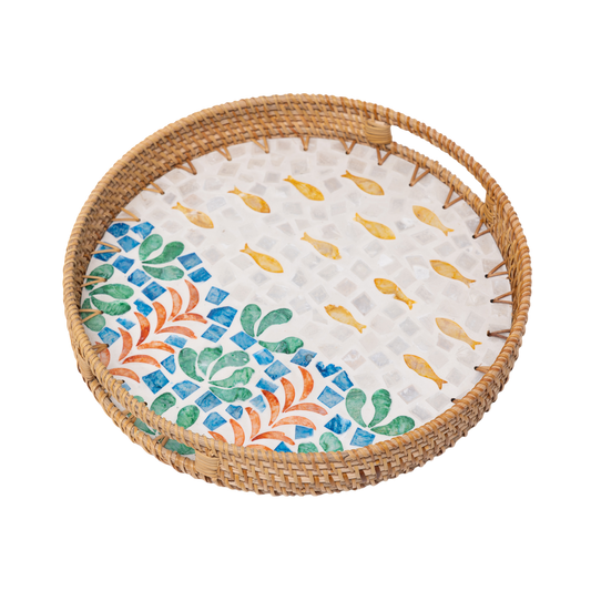 Aquaria - Plateau rond en rotin et nacre fait main, motif corail et banc de poisson sur fond transparent – Produit artisanal fait à la main · Kuênia