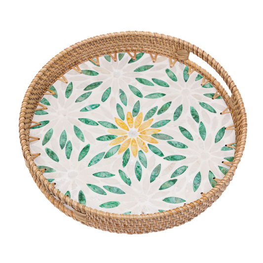 Gardenia - Plateau rond en rotin et nacre fait main, motif jardin fleuri sur fond transparent – Produit artisanal fait à la main · Kuênia