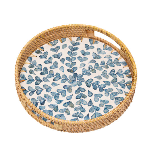 Volubia - Plateau rond en rotin et nacre fait main, motif feuillage volubile sur fond transparent – Produit artisanal fait à la main · Kuênia
