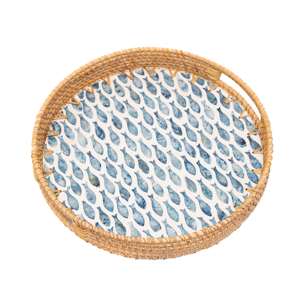 Escalia - Plateau rond en rotin et nacre fait main, motif banc de poissons sur fond transparent – Produit artisanal fait à la main · Kuênia