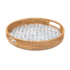 Escalia - Plateau rond en rotin et nacre fait main, motif banc de poissons – vue 3 – Produit artisanal fait à la main · Kuênia