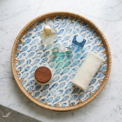 Escalia - Plateau rond en rotin et nacre fait main, motif banc de poissons – vue d'usage – Produit artisanal fait à la main · Kuênia