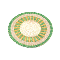 Champ Verdoyant - Set de table rond en jonc de mer tressé, motif vert et jaune – vue 2 – Produit artisanal fait à la main · Kuênia