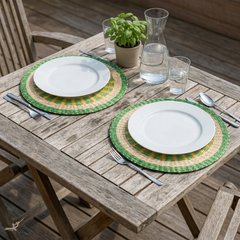 Champ Verdoyant - Set de table rond en jonc de mer tressé, motif vert et jaune – vue de détail – Produit artisanal fait à la main · Kuênia
