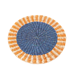 Anneau Doré - Set de table rond en jonc de mer tressé, motif bleu et orangé – vue 2 – Produit artisanal fait à la main · Kuênia
