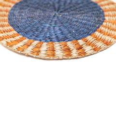 Anneau Doré - Set de table rond en jonc de mer tressé, motif bleu et orangé – vue 3 – Produit artisanal fait à la main · Kuênia