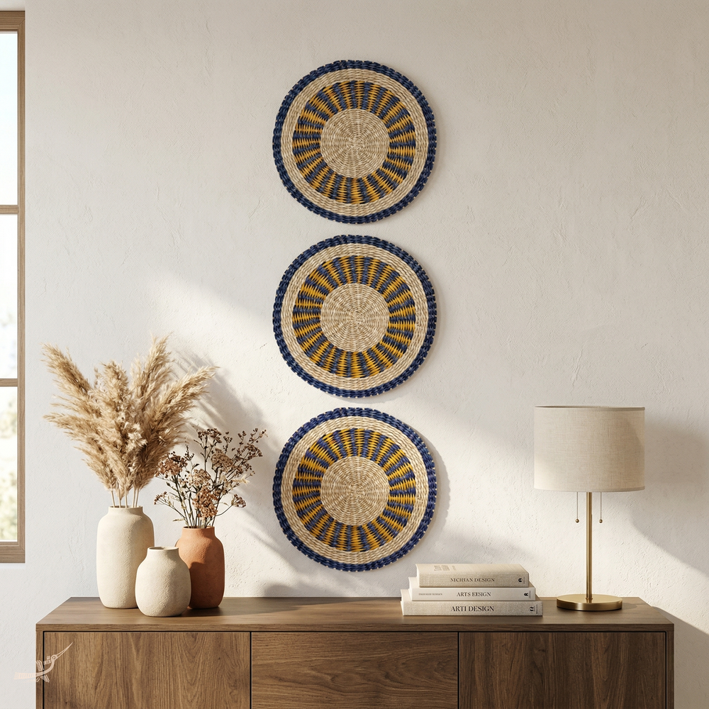 Oasis Marine - Set de table rond en jonc de mer tressé, bleu et jaune – vue d'usage – Produit artisanal fait à la main · Kuênia