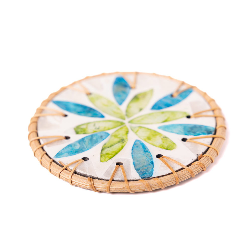 Valse de Nymphéa - Boxed set of 6 coasters in rattan and mother-of-pearl, blue and green botanical pattern – view 3 – Handcrafted product, handmade · Kuênia