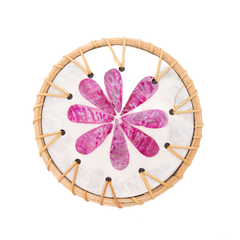Éclats de Bougainvillier - Coffret de 6 sous-verres en rotin et nacre, motif floral rose – vue 2 – Produit artisanal fait à la main · Kuênia