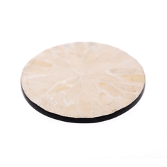 Reflets de Cristal - Coffret de 6 sous-verres tout nacre, motif floral translucide – vue 3 – Produit artisanal fait à la main · Kuênia