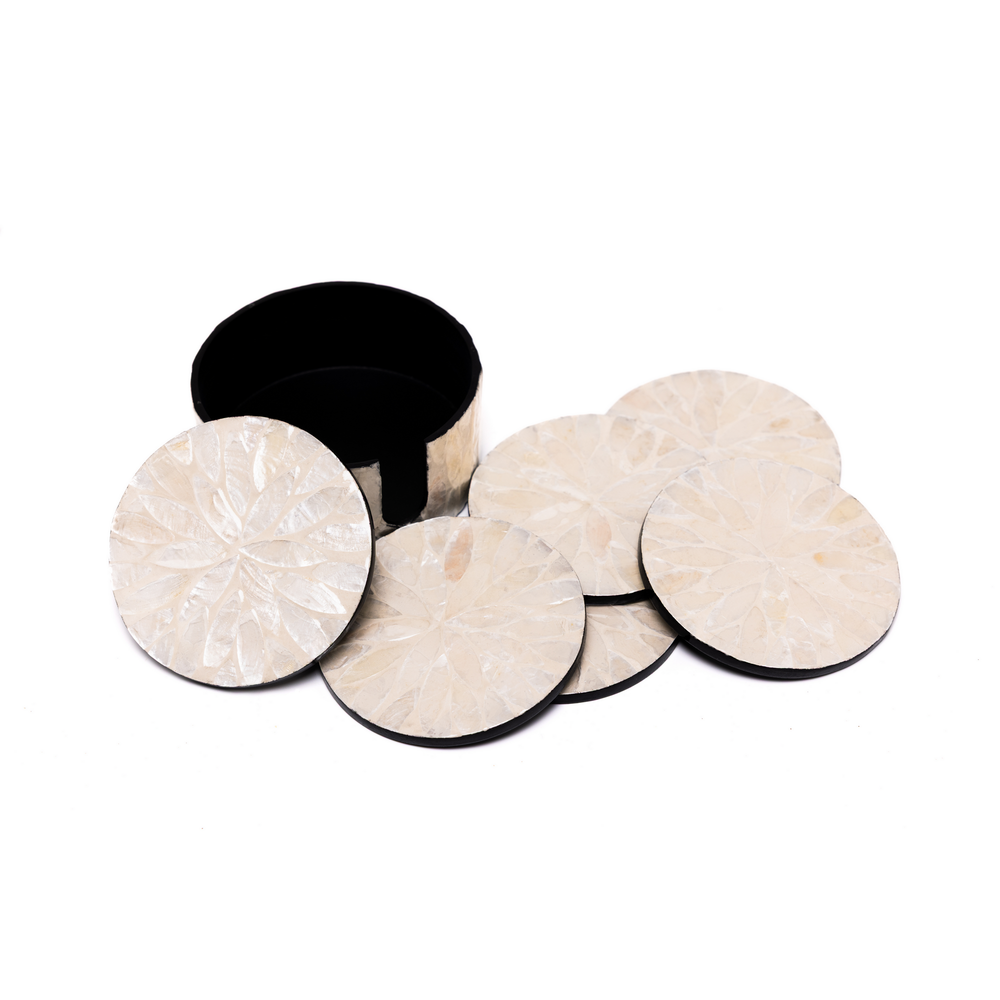 Reflets de Cristal - Coffret de 6 sous-verres tout nacre, motif floral translucide – vue 4 – Produit artisanal fait à la main · Kuênia