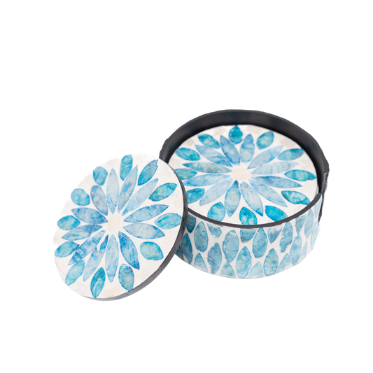 Corolle de Topaze - Coffret de 6 sous-verres tout nacre, motif floral bleu sur fond transparent – Produit artisanal fait à la main · Kuênia
